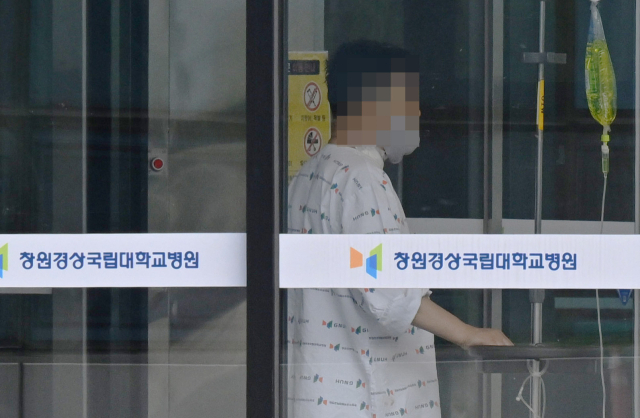 22일 창원시 성산구 창원경상국립대학교병원 정문에서 한 환자가 바깥으로 나오고 있다./김승권 기자/