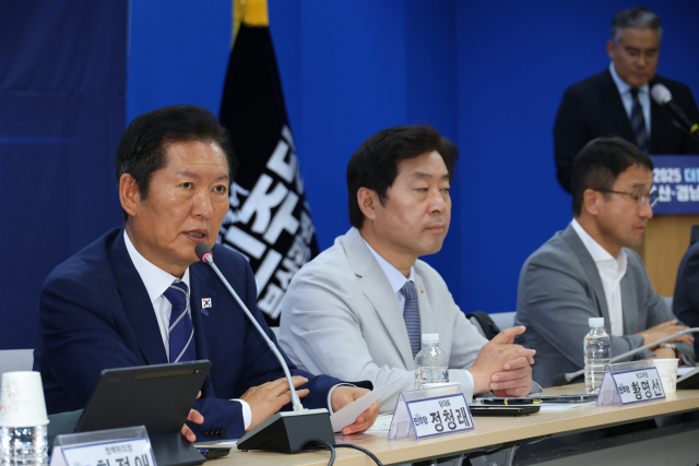 23일 부산 동구 더불어민주당 부산시당에서 열린 부울경 예산정책협의회에서 정청래 대표가 인사말하고 있다.