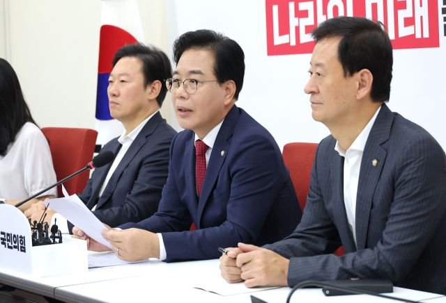 국민의힘 송언석 원내대표가 23일 서울 여의도 국회 원내대표실에서 취임 100일 기자회견을 하고 있다./연합뉴스/