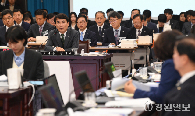 2023년 10월24일 국회 행정안전위원회의 강원특별자치도청에 대한 국정감사가 도청 신관대회의실에서 열려 김진태 지사가 의원들의 질문에 답하고 있다. 박승선기자
