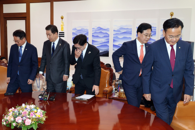 우원식 국회의장이 25일 서울 여의도 국회 의장실에서 여야 원내대표들과 회동하며 기념촬영을 하고 자리에 앉고 있다. 왼쪽부터 더불어민주당 허영 원내정책수석부대표, 김병기 원내대표, 우 국회의장, 국민의힘 송언석 원내대표, 유상범 원내운영수석부대표. 연합뉴스