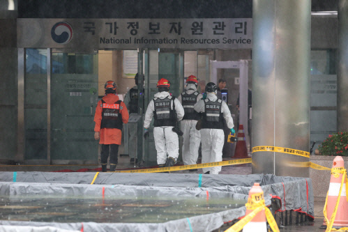 28일 오전 경찰과 국립과학수사연구원, 소방 등으로 구성된 합동감식반이 배터리 폭발사고 원인을 규명하기 위해 국가정보자원관리원으로 들어가고 있다. 김영태 기자