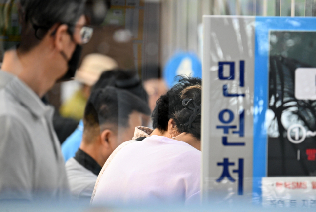 국가정보자원관리원 화재로 29일 창원시 성산구 중앙동행정복지센터 민원처리 접수 창구가 붐비고 있다./성승건 기자/