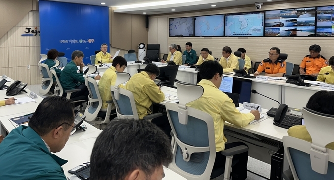 29일 진명기 제주도 행정부지사 주재로 재난안전대책본부 회의를 열고 전산망 가동 중단에 따른 대응책 마련에 나섰다.