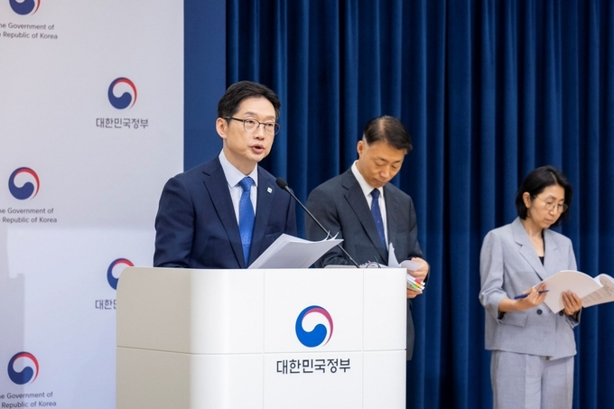 김경수 지방시대위원회장이 30일 세종정부청사 브리핑룸에서 5극3특 전략 설계도에 대해 설명하고 있다. 사진 지방시대위 제공