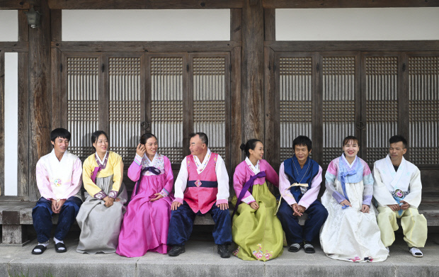 광주시 서구 서창동 서창한옥문화관에 모인 베트남 출신 호반하이·황탱장 부부(왼쪽부터), 호영미·김기중씨 부부, 전투흐엉·부반하 부부, 부반방이·부이티엄이 부부가 한복을 입고 담소를 나누고 있다. /김진수 기자 jiggi@kwangju.co.kr