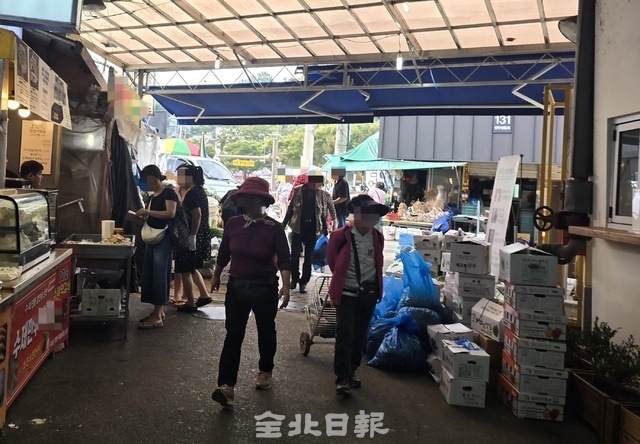 30일 남부시장을 둘러보고 있는 시민들. 김문경 기자