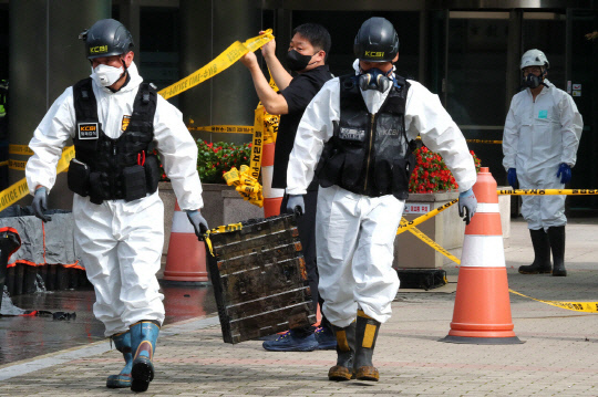 대전 국가정보자원관리원 화재 닷새째인 지난달 30일 오전 합동감식반이 불길의 흔적이 남은 리튬이온 배터리를 조심스럽게 반출해 운반하는 모습. 대전일보DB