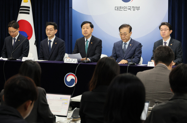 임광현(왼쪽부터) 국세정창, 윤창렬 국무조정실장, 구윤철 경제부총리 겸 기획재정부 장관, 김윤덕 국토교통부 장관, 이억원 금융위원장이 15일 서울시 종로구 정부서울청사에서 주택시장 안정화 대책 관계부처 합동브리핑을 하고 있다. /연합뉴스