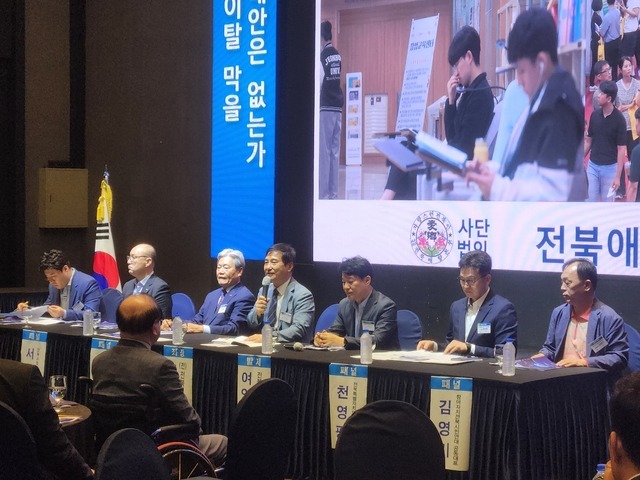 16일 전주 그랜드힐스턴호텔에서 열린 ‘전북 청년정책 대토론회’에서 토론 참석자들이 이야기하고 있다./이준서 기자