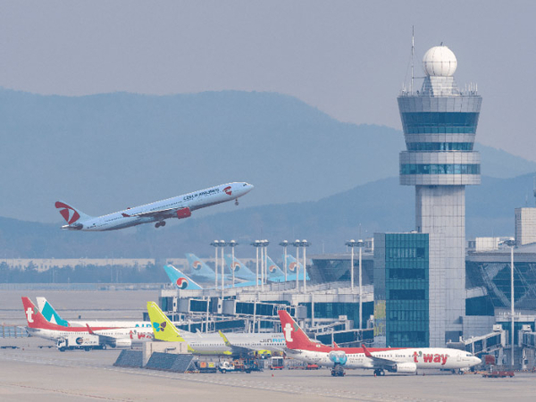 경기국제공항 추진을 위한 연구용역에, 그동안 해당 사업의 자문위원으로 참여했던 대표가 운영하는 업체가 선정돼 용역을 진행중인 것으로 확인돼 논란이다. 사진은 인천국제공항에서 여객기가 이륙하고 있는 모습. /인천국제공항공사 제공