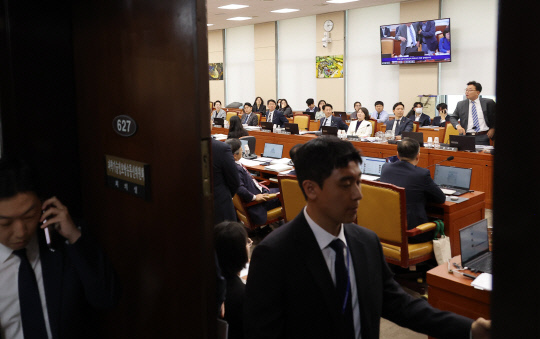 지난 16일 서울 여의도 국회 과학기술정보방송통신위원회에서 열린 2025년도 국정감사에서 최민희 위원장이 취재진 퇴장을 선언한 뒤 회의가 비공개로 진행되고 있다. 연합뉴스
