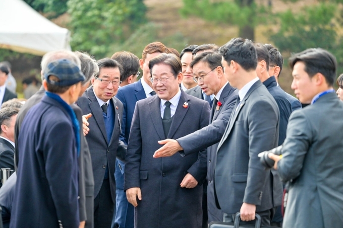 이재명 대통령이 지난 4월 3일 제77주년 4·3희생자추념식이 봉행된 제주4.3평화공원을 방문, 참석자들과 인사를 나누고 있다. 제주일보 자료사진