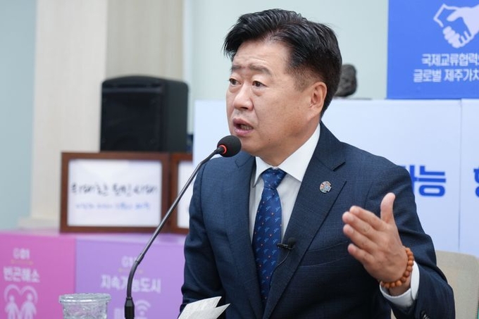 오영훈 제주도지사가 지난 2일 제주도청에서 열린 출입기자단 간담회에서 질문에 답하고 있다.