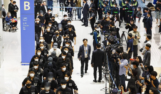 캄보디아 온라인 사기에 가담해 구금된 한국인들이 지난 18일 오전 인천국제공항 제2터미널을 통해 송환되고 있다. 연합뉴스.