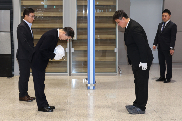 안중만 경북경찰청 형사기동대장(왼쪽 두 번째)이 21일 인천국제공항을 통해 송환된 캄보디아 범죄 단지에서 고문 후 살해된 20대 대학생 박모(22)씨의 유해를 인수받고 있다. 연합뉴스