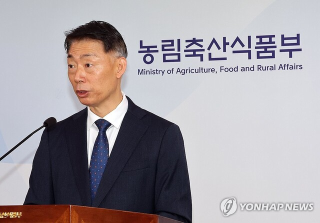 박성우 농림축산식품부 농촌정책국장이 20일 정부세종청사 농식품부 기자실에서 '26~'27년도 농어촌 기본소득 시범사업 공모 결과 7개 군(경기 연천, 강원 정선, 충남 청양, 전북 순창, 전남 신안, 경북 영양, 경남 남해)을 선정했다고 밝히고 있다./사진=연합뉴스