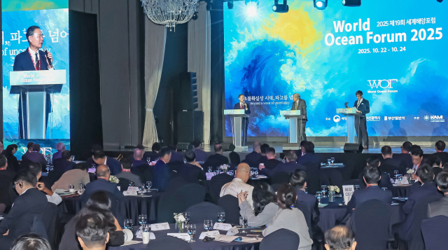 제19회 세계해양포럼이 22일 오후 롯데호텔 부산 3층 크리스탈 볼룸에서 막을 올렸다. 배상훈 국립부경대학교 총장과 염재호 태재대학교 총장, 해양미래학자 마틴 쾨링이 문답하고 있다. 김종진 기자