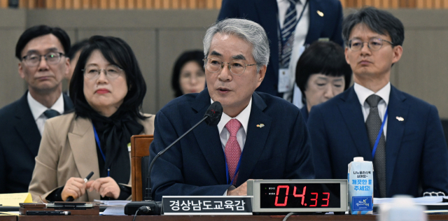박종훈 경남도교육청 교육감이 23일 창원시 경남도교육청 2층 강당에서 열린 국회 교육위원회의 경남도교육청·부산시교육청·울산시교육청 국정감사에서 의원들의 질의에 답변하고 있다./김승권 기자