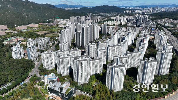 정부의 10·15 부동산 대책이 발표된 후 취득세 의존도가 높은 경기도 세입 구조에 근본적인 변화가 필요하다는 목소리가 나오고 있다. 과천시 일대 아파트 단지 모습. 2025.10.15 /최은성기자 ces7198@kyeongin.com