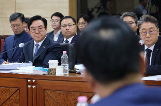 고창섭 충북대학교 총장이 23일 충북대에서 열린 국회 교육위원회 국정감사에서 질의를 받고 있다. 연합뉴스