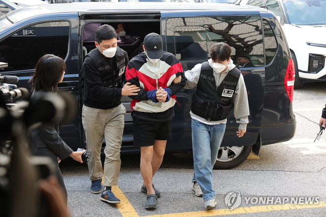 전기통신사업법 위반 등 혐의로 수사를 받고 있는 캄보디아 송환 피의자가 21일 오전 경기도 의정부시 가능동 의정부지방법원에서 구속 전 피의자 심문을 위해 법정으로 이동하고 있다. 경기북부지방경찰청에서 수사를 받고 있는 이들은 주로 로맨스 스캠에 가담한 것으로 알려졌다. 2025.10.21