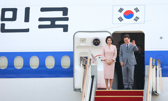 말레이시아 아세안 정상회의 참석차 출국하는 이재명 대통령과 김혜경 여사가 26일 성남 서울공항 공군 1호기에서 환송객에게 인사하고 있다. 연합뉴스