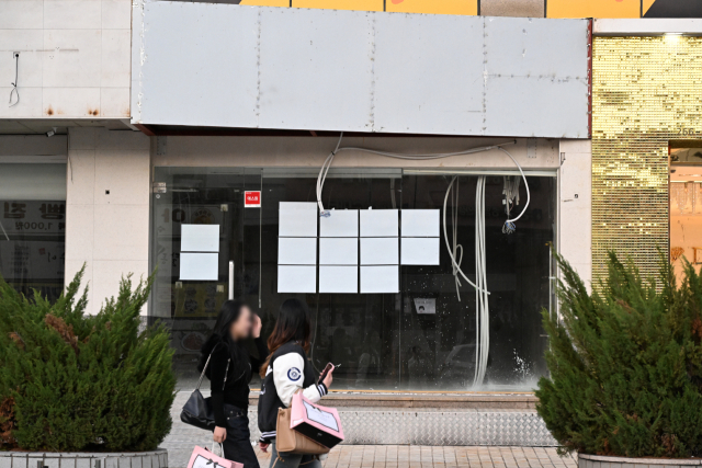 최저임금 인상과 원자재 가격 상승으로 소상공인들의 경영 부담이 폐업의 큰 원인으로 분석된다. 사진은 27일 오후 창원시 성산구 상남동의 한 매장이 간판 없이 텅 비어 있다./전강용 기자/