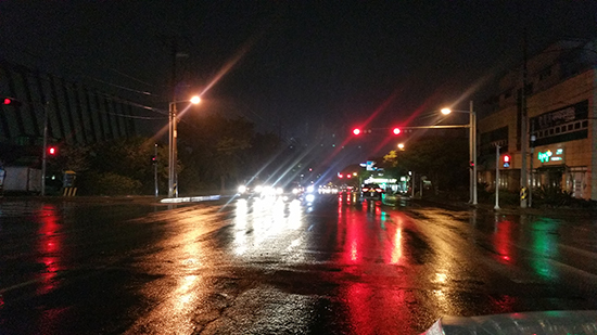 제주시의 한 지역에서 야간에 차선이 식별되지 않는 모습. 제주일보 자료사진