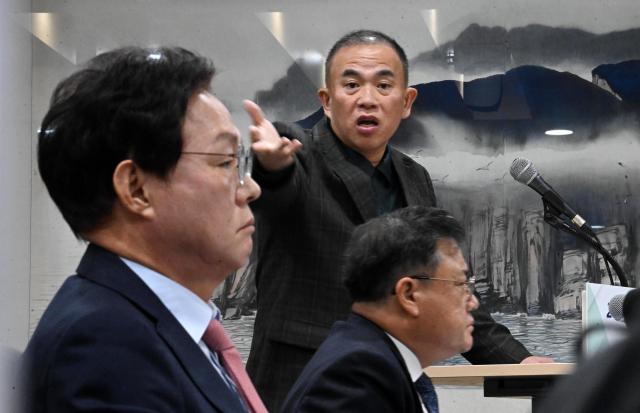 28일 도청 도정회의실에서 열린 국회 행정안전위원회의 경남도 국정감사에서 ‘정치 브로커’ 명태균씨가 증인으로 출석해 의원들의 질의에 답변하던 중 박완수 지사를 가리키고 있다./성승건 기자/