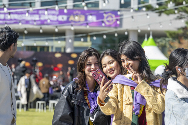 28일 광주여자대학교 대학본부 앞 잔디광장에서 열린 ‘CAMPUS GLOBAL FESTA’에 참가한 3개 대학(광주여대·남부대·광주보건대) 외국인 유학생들이 휴대전화로 ‘셀카’를 찍으며 즐거운 시간을 보내고 있다. /김진수 기자 jeans@kwangju.co.kr