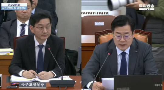 윤창렬(왼쪽) 국무조정실장이 28일 국회 정무위원회 종합국정감사에서 더불어민주당 박찬대 의원의 질의에 답하고 있다. 국회방송 유튜브 화면 캡쳐