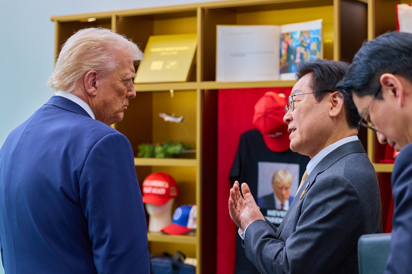 이재명 대통령과 도널드 트럼프 미국 대통령이 29일 경북 경주박물관에서 정상회담에 앞서 트럼프 굿즈 전시품을 관람하고 있다. 2025.10.29 /대통령실 제공