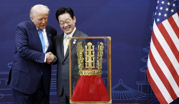 이재명 대통령이 29일 오후 경북 경주박물관에서 도널드 트럼프 미국 대통령에게 ‘천마총 금관 모형’을 선물한 뒤 악수하고 있다. 두 정상이 마주한 것은 지난 8월 25일(현지시간) 워싱턴DC에서 열린 한미 정상회담 이후 두 달여만이다. 2025.10.29 /대통령실통신사진기자단