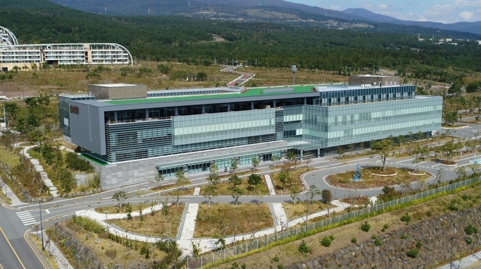제주헬스케어타운에 자리한 제주녹지국제병원 전경.