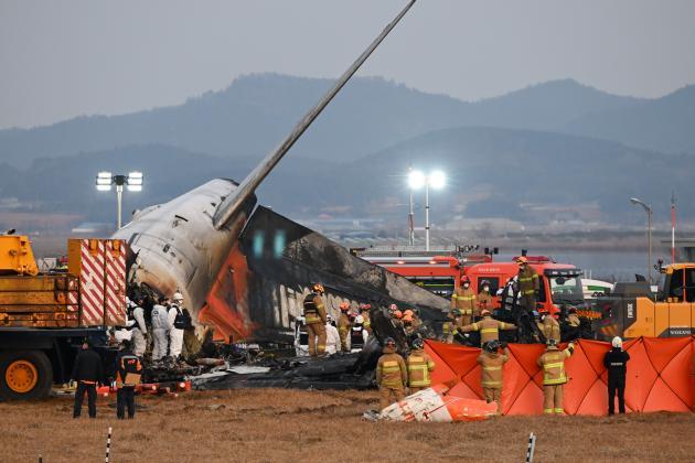 제주항공 여객기 참사의 진상을 규명하기 위한 국정조사가 추진된다. 제주항공 여객기 참사 당시 사고 현장을 수습하는 모습. <광주일보 자료사진>