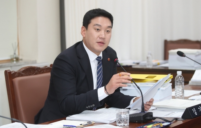 제주도의회 환경도시위원회 소속 김기환 의원(더불어민주당·이도2동갑)은 30일 443회 임시회 조례안 심사에서 질의하고 있다.