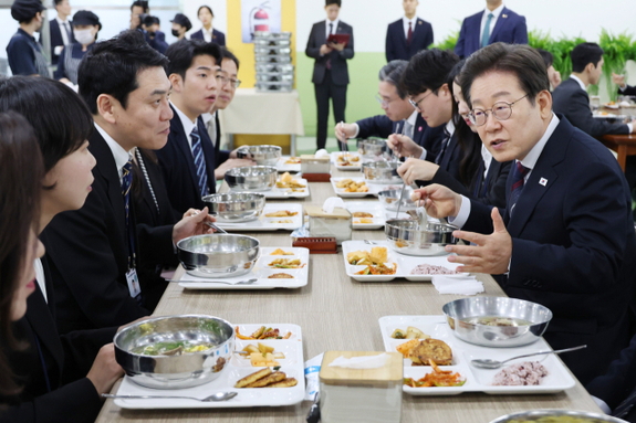 (부산일보) 이 대통령 18일 '부산행'… 해양수도 부산 완성 힘 싣는다