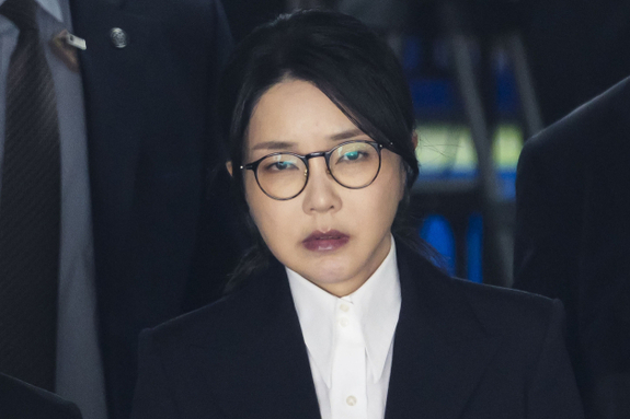 (매일신문) 김건희 여사 구속…헌정사 첫 前대통령 부부 동시 수감