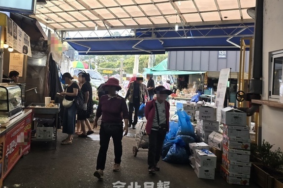 (전북일보) [현장] 소비쿠폰에 행사까지…추석 명절 긴 연휴 앞두고 전통시장 ‘북적’