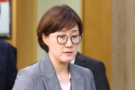 (매일신문) [속보] 김현지, 국감 첫날 폰 2번 바꿨다…李 의혹때마다 교체