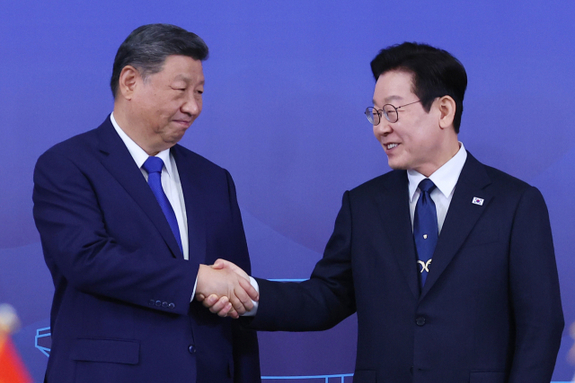 (부산일보) APEC 영향? 이 대통령 국정 지지율 53…1.8P 상승