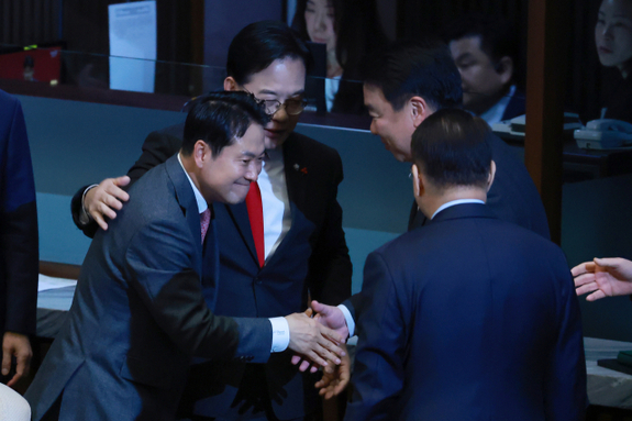 (매일신문) '위헌 땜질' 입법 독주 巨與, '장동혁 체제' 뭉치는 국힘