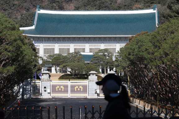 (강원일보) 대통령 상징 '봉황기' 29일 0시 청와대 걸린다