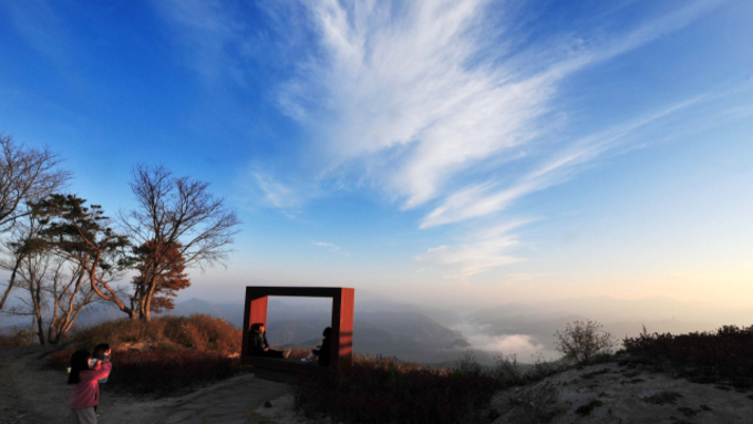 (매일신문) [팔도 핫플레이스]'하늘 아래 첫 동네' 군위 화산마을…사방을 둘러봐도 '절경'