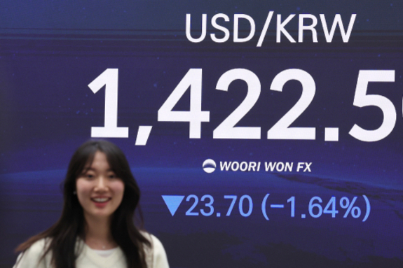 (부산일보) 원달러 환율 23.7원 급락, 코스피·코스닥 동반 ‘사상 최고’