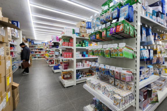 (경남신문) 창고형 약국 확산…‘편의성 vs 약물 오남용’ 논란