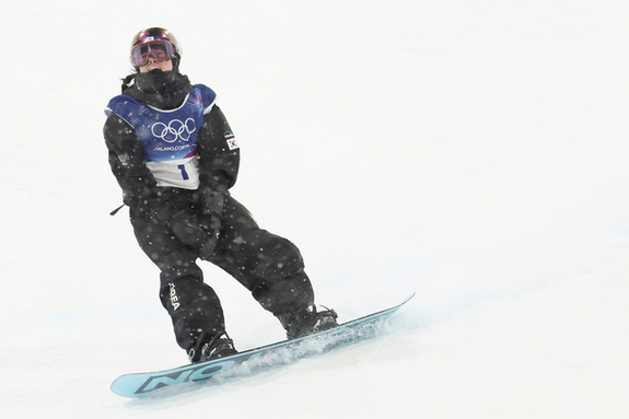 (대전일보) 韓 첫 금메달, 18세 최가온이 따냈다… 두 번 넘어져도 우뚝 섰다