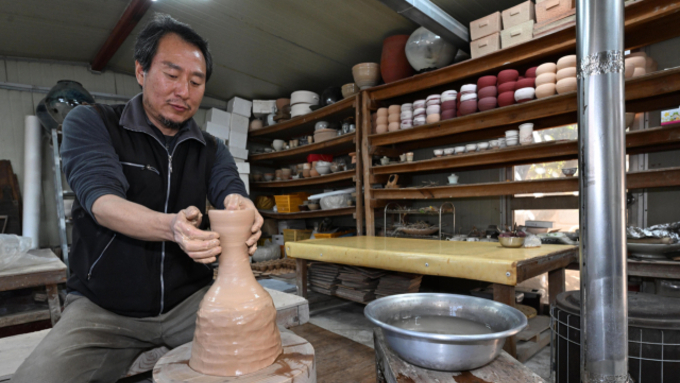 (경남신문) [예술가의 작업실] (34) 임만재 도예가