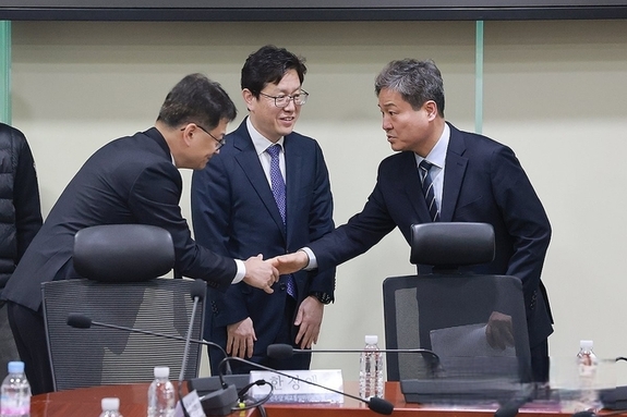 (대전일보) 당정 "중동 13개 국에 우리 국민 2만 1000여 명 체류…안전조치에 총력"